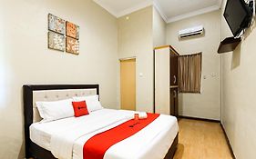 RedDoorz Plus near Universitas Sumatera Utara